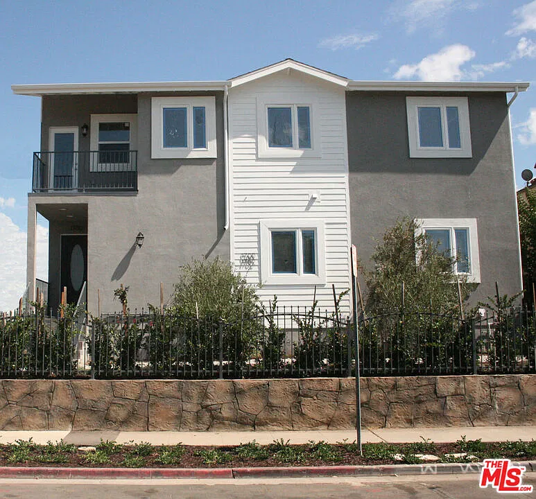 3 bed, 2.0 bath, 1300 sqft, $3,400 — Photo 2