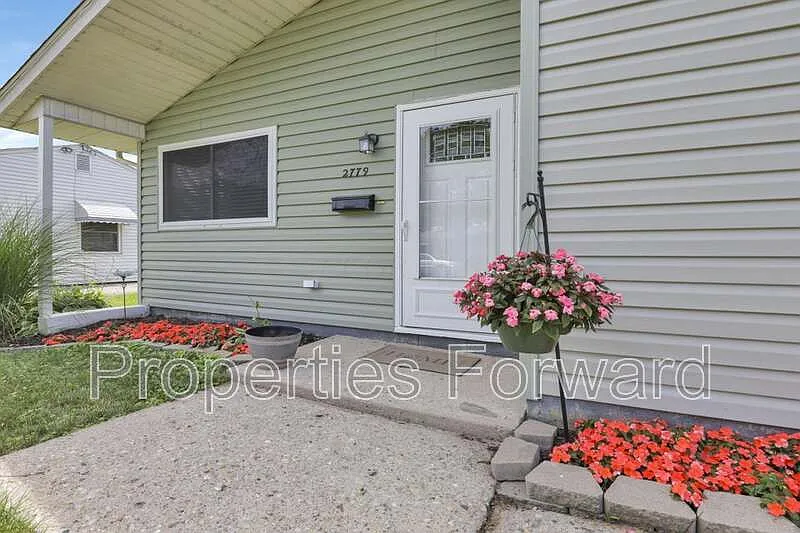 3 bed, 1.0 bath, 986 sqft, $1,750 — Photo 2