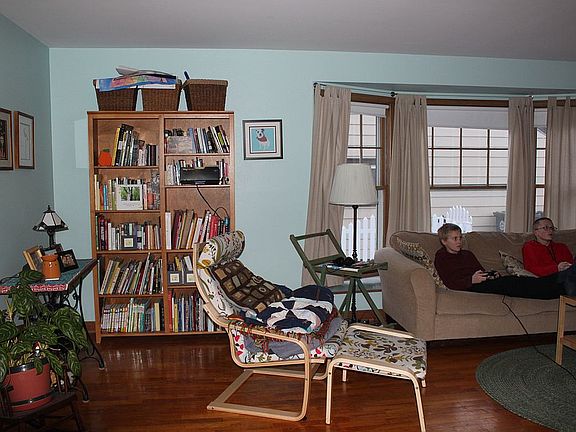 4th image of 226 Losey Blvd N