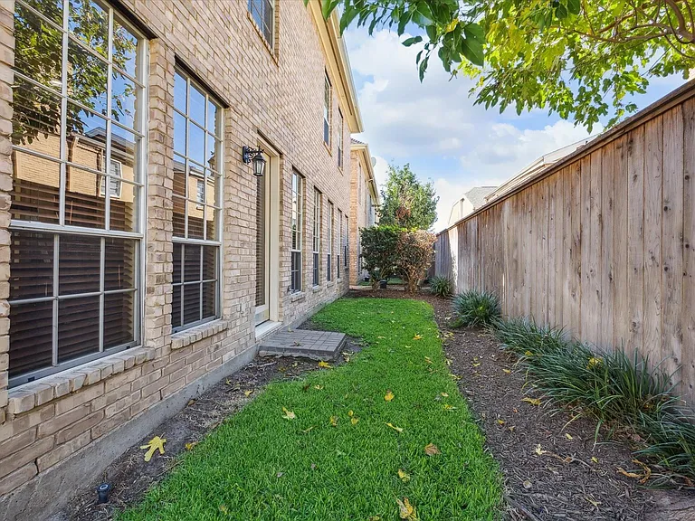 2802 Briarhurst Park — Photo 24