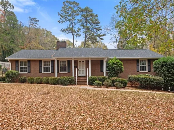 2500 Merrimont Dr, Winston Salem, NC 27106