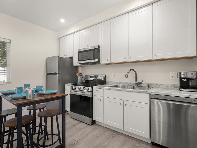19508 Hart St — Photo 14
