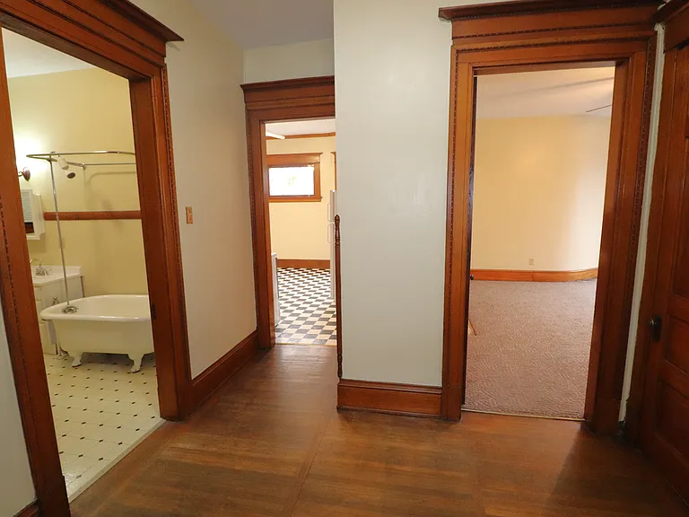 Beautiful and Unique Victorian Apartment Building — Photo 15
