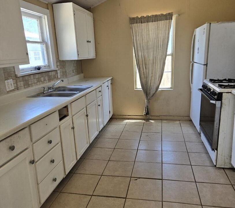 2nd image of 941 W Oldfield St