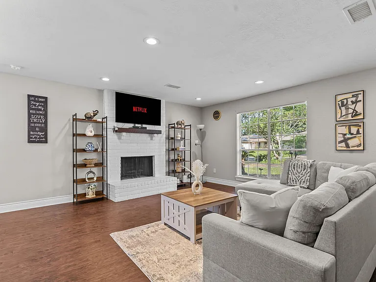Hickorygate Dr — Photo 9