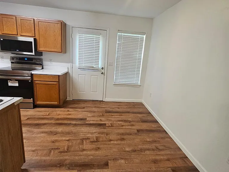606 Trinity St — Photo 5