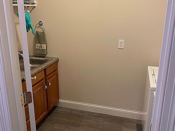 Laundry w/sink