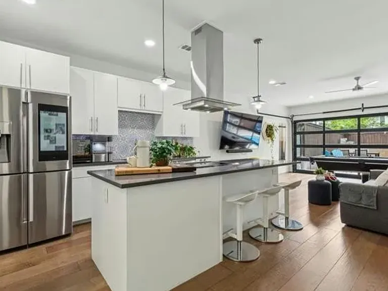4413 Roseland Ave — Photo 4