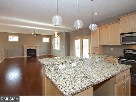 4th image of 1010 Sunset Dr