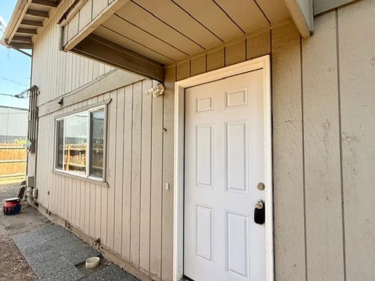 694 SE Centennial St — Photo 16