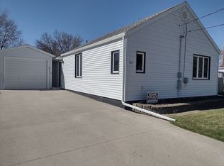 305 3rd St NW, Beulah, ND 58523
