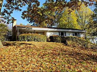3906 Farmview Dr, Glenshaw, PA 15116