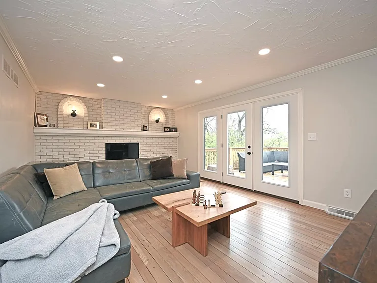 Living room w/access to deck fireplace not operational