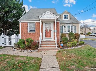 4 Wayside Ln, Nutley, NJ 07110