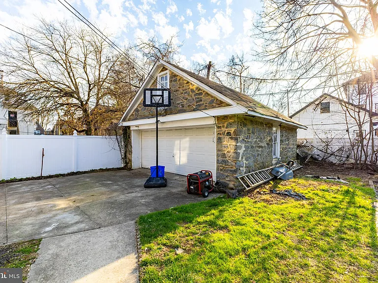 2216 Georges Ln — Photo 39
