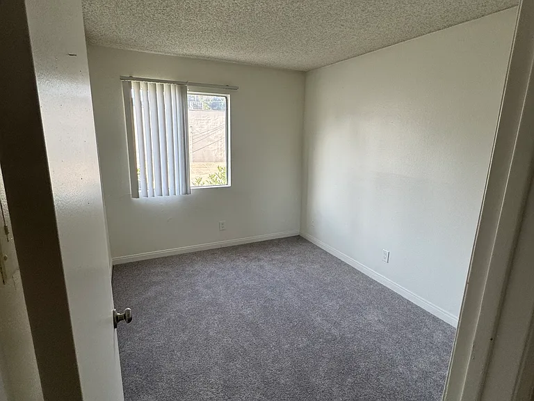 1247 N June St — Photo 24
