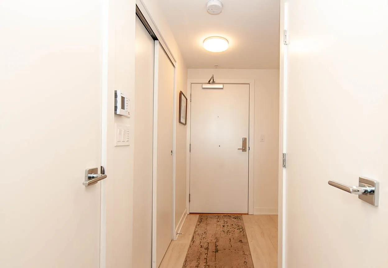 2 bed, 945 sqft, $4,280 — Photo 3