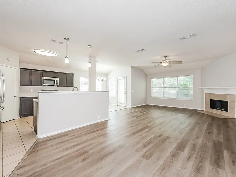833 Lariat Dr — Photo 3
