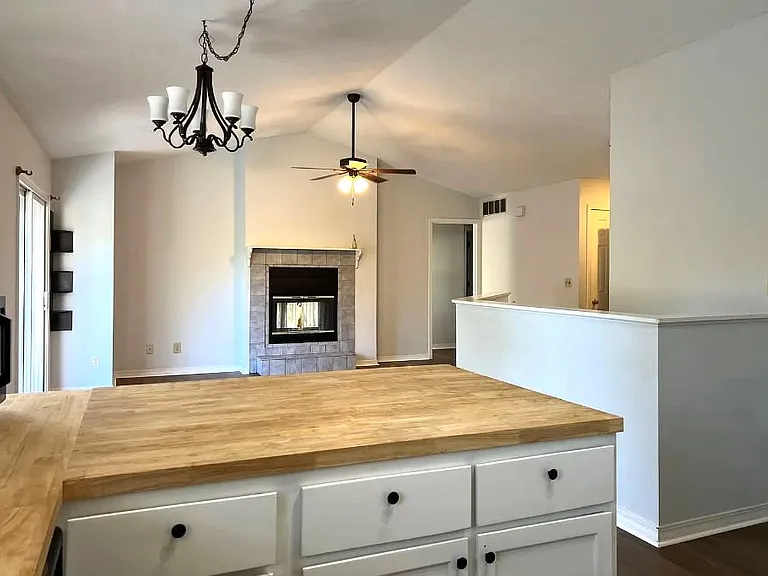 821 W Rosewood Dr — Photo 2
