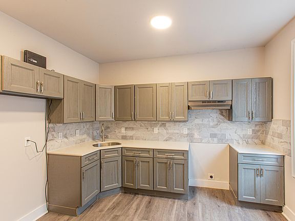 3rd image of 2318 N Beechwood St #18