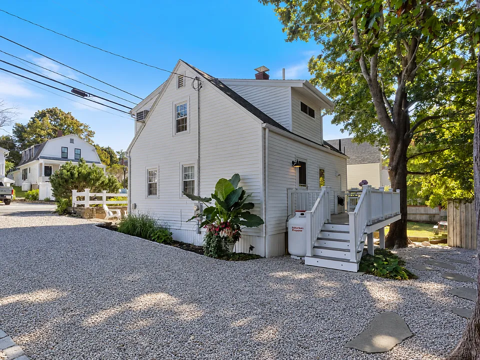 240 Shore Rd