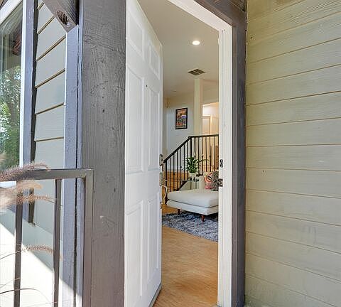 5th image of 533 Cypress Ave