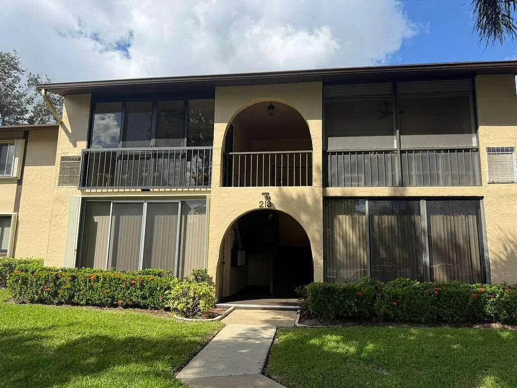 2 bed, 2.0 bath, 924 sqft, $1,700 — Photo 2
