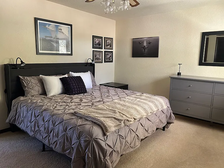 Middle bedroom - king size bed