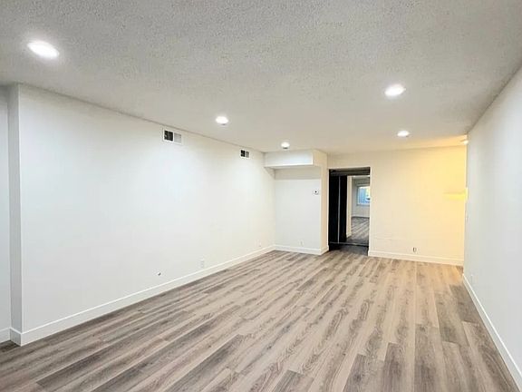 4th image of 144 S Doheny Dr #1136