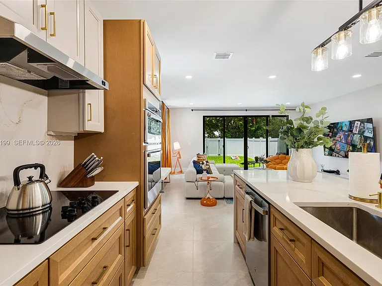 703 SW 17th St — Photo 15