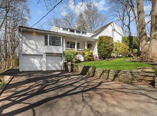 2 Hickory Hill, Roslyn Estates, NY 11576