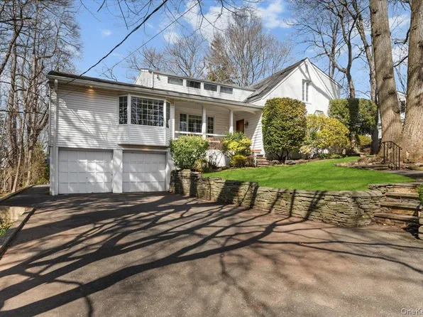 2 Hickory Hill, Roslyn Estates, NY 11576