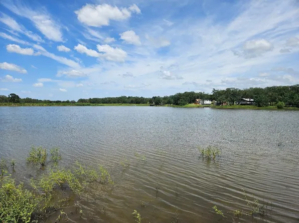 127 Iroquois Dr, Smithville, TX 78957