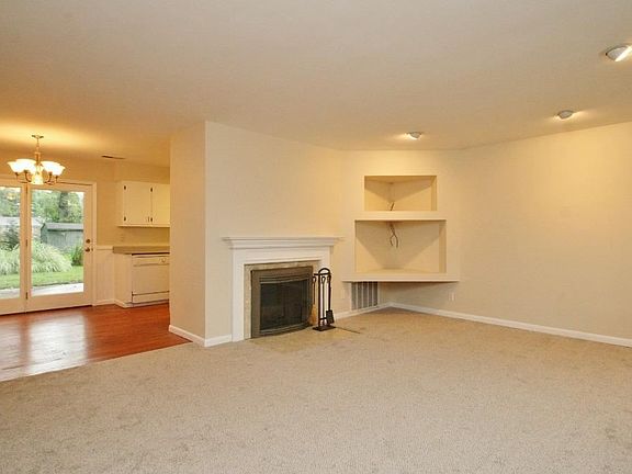 3rd image of 906 Hawthorne Dr