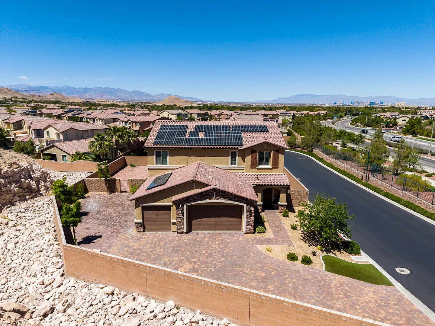 Beautiful Next-Gen Home With Private Entry Suite & Spacious Backyard * Move In Special* — Photo 3