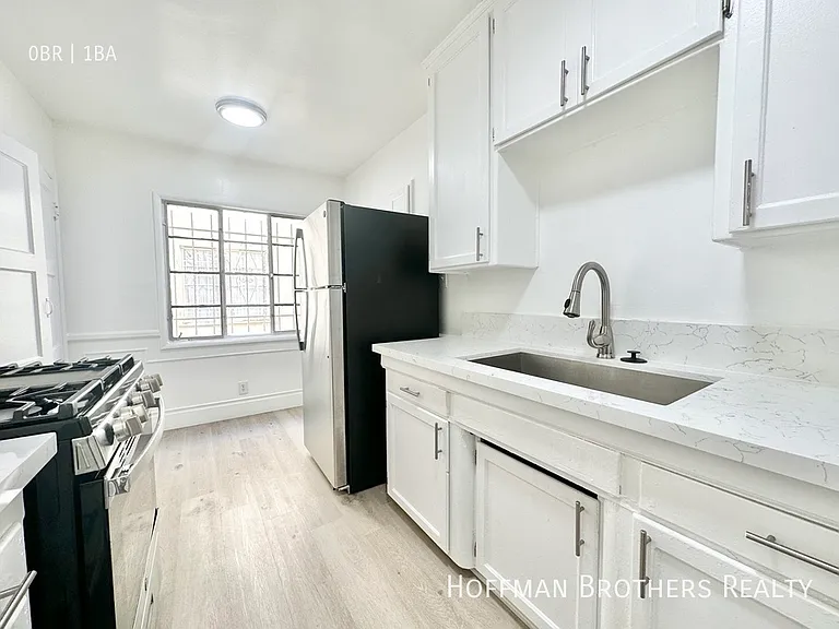 1024 Menlo Ave #5 — Photo 1