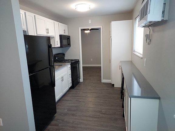 3rd image of 2208 Lawn Ave #8