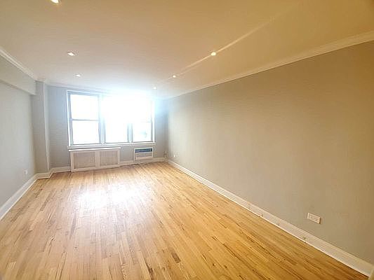 4th image of 495 E 7th St #77