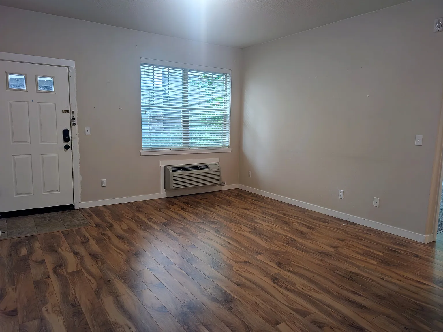 643 NE Adwick Dr — Photo 3