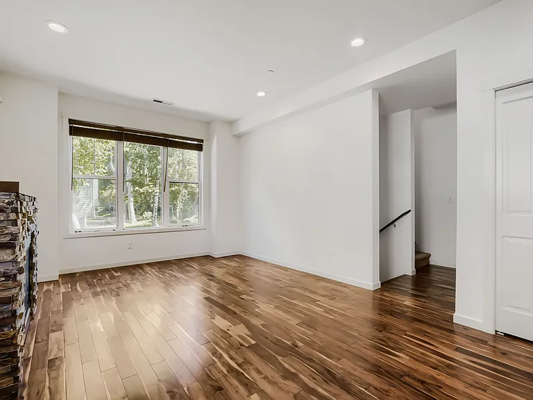 303 Bellevue Way SE — Photo 6
