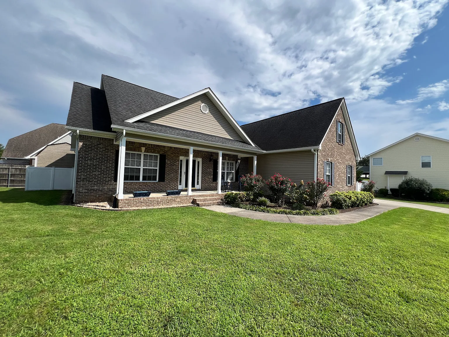 4 bed, 2604 sqft, $2,975 — Photo 2