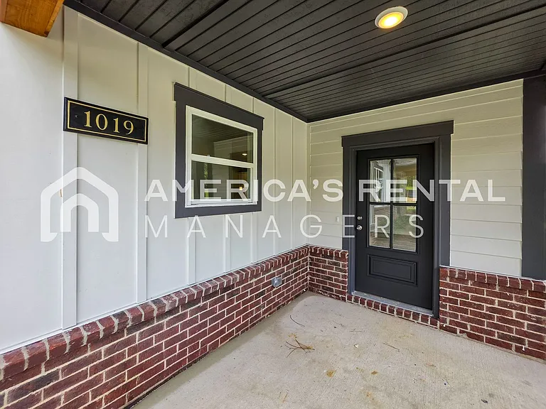 1019 Grand River Blvd W — Photo 8