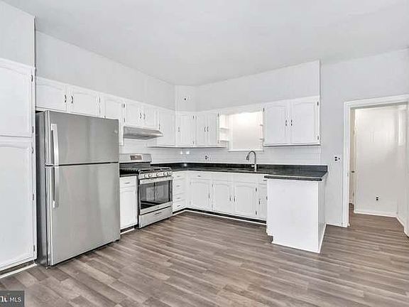 3rd image of 516 N Lincoln St #1