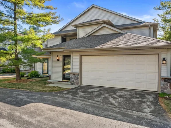 2264 Circle RIDGE #D, Delafield, WI 53018