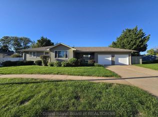 413 Hillside Dr, Hastings, NE 68901
