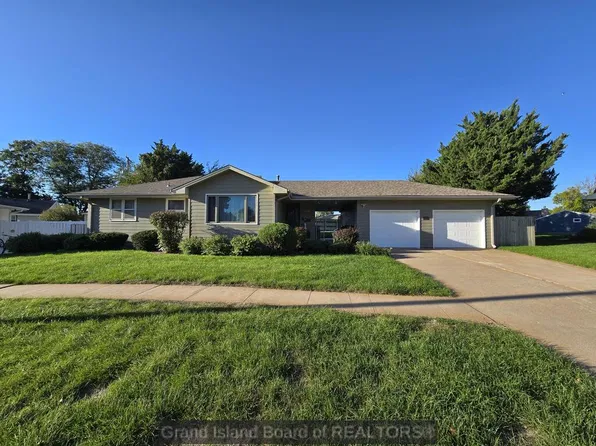 413 Hillside Dr, Hastings, NE 68901