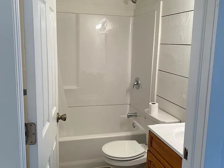 323 E Chestnut St #4 — Photo 5