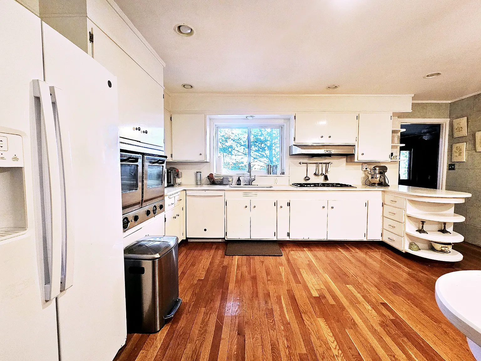 4 bed, 2400 sqft, $6,500 — Photo 3
