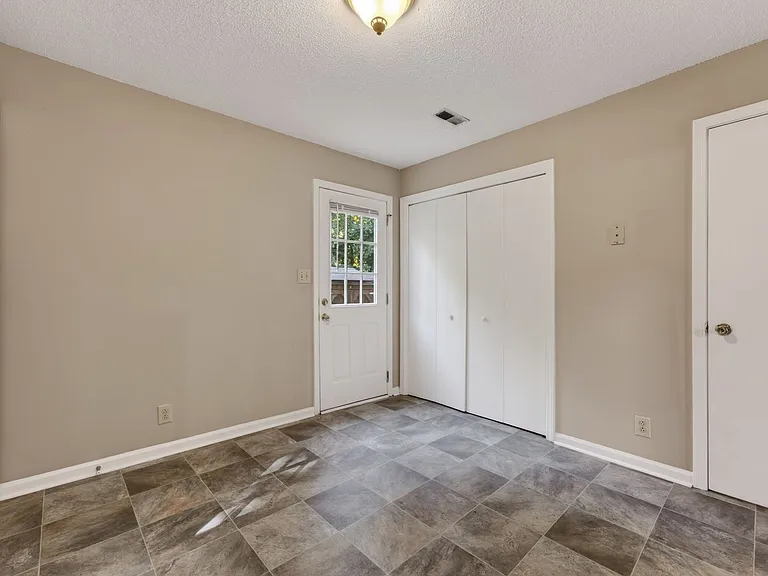 Baltimore Drive - 1731 — Photo 18