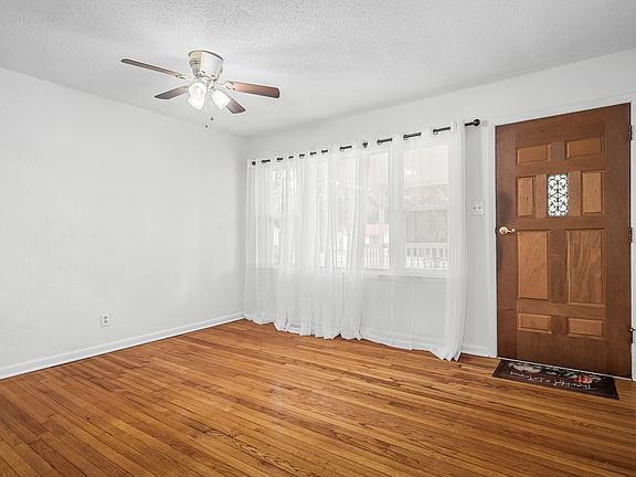 5th image of 140 Lakeside Dr